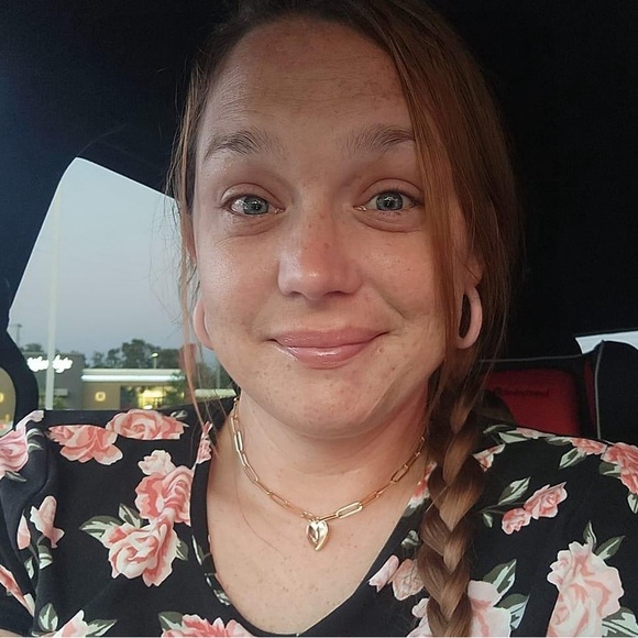 Meet your Posher, Jessica🩷 - Picture 4 of 10